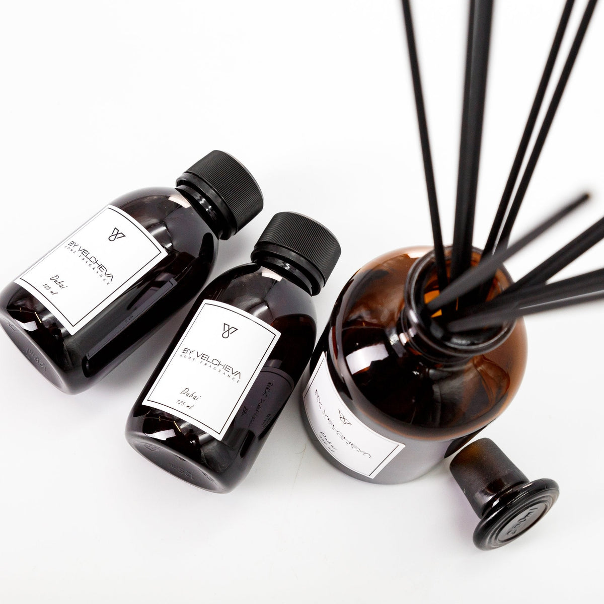 Τρία αρωματικά reed diffuser ByVelcheva Dubai, δύο κλειστά κι ένα με στικ