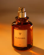 Άρωμα εσωτερικού χώρου Christmas Tree BY VELCHEVA, φιάλη 50ml με αντλία ψεκασμού σε ζεστό φωτισμό