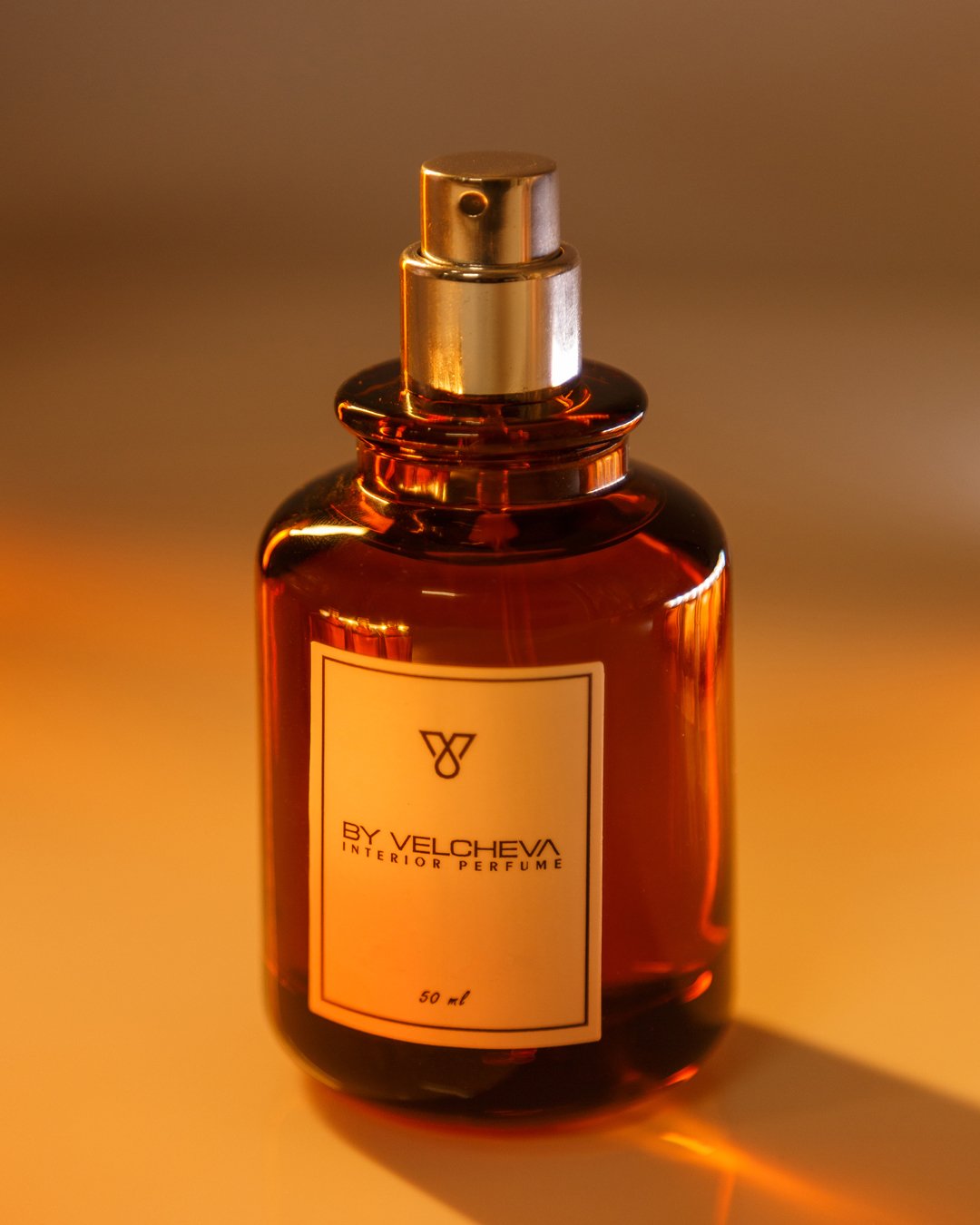 Άρωμα εσωτερικού χώρου Christmas Tree BY VELCHEVA, φιάλη 50ml με αντλία ψεκασμού σε ζεστό φωτισμό