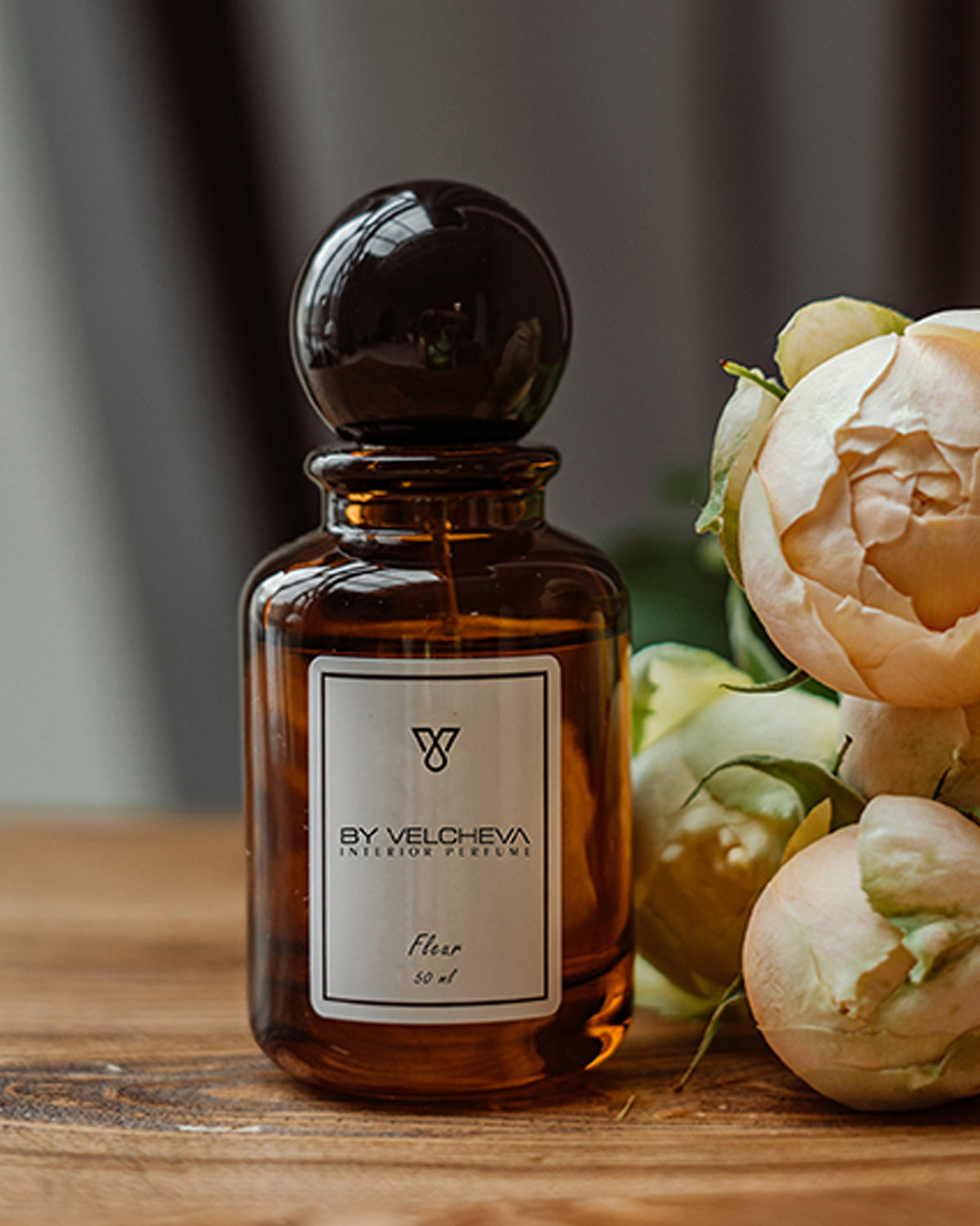 Άρωμα εσωτερικού χώρου Fleur BY VELCHEVA, φιάλη 50ml με απαλά ανθικά τριαντάφυλλα