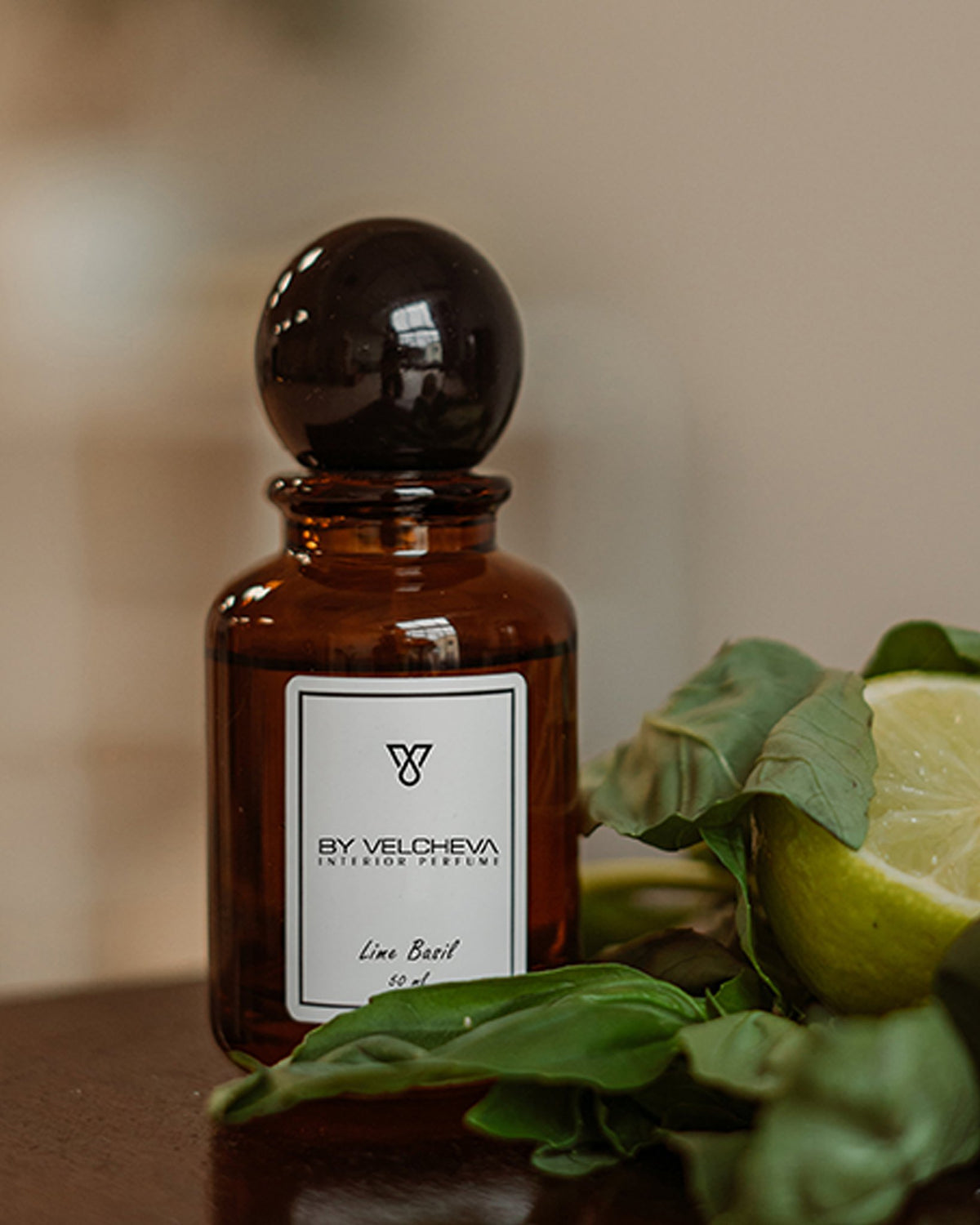 Άρωμα εσωτερικού χώρου Lime Basil BY VELCHEVA, φιάλη 50ml με φρέσκο λάιμ και βασιλικό