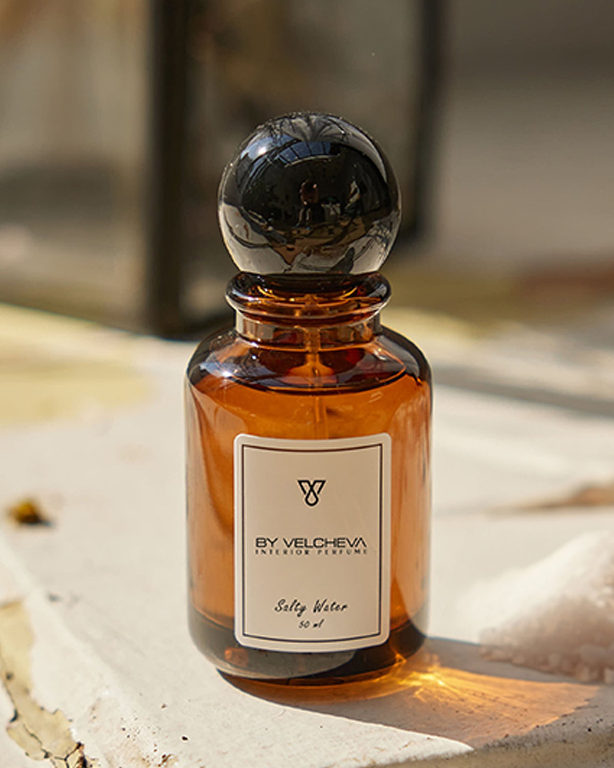 Άρωμα εσωτερικού χώρου Salty Water BY VELCHEVA, φιάλη 50ml σε ηλιόλουστο φόντο
