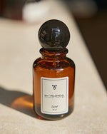 Άρωμα εσωτερικού χώρου Santal BY VELCHEVA, φιάλη 50ml σε ζεστό φυσικό φωτισμό