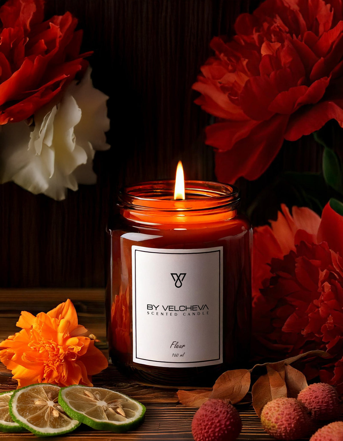 Αρωματικό κερί Fleur BY VELCHEVA 160ml σε γυάλινο βάζο amber, αναμμένο, με κόκκινες παιώνιες, φέτες λάιμ και λίτσι