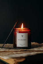 Αρωματικό κερί Tobacco Vanilla BY VELCHEVA, αναμμένο κερί σε amber βάζο 500ml με κόκκους βανίλιας