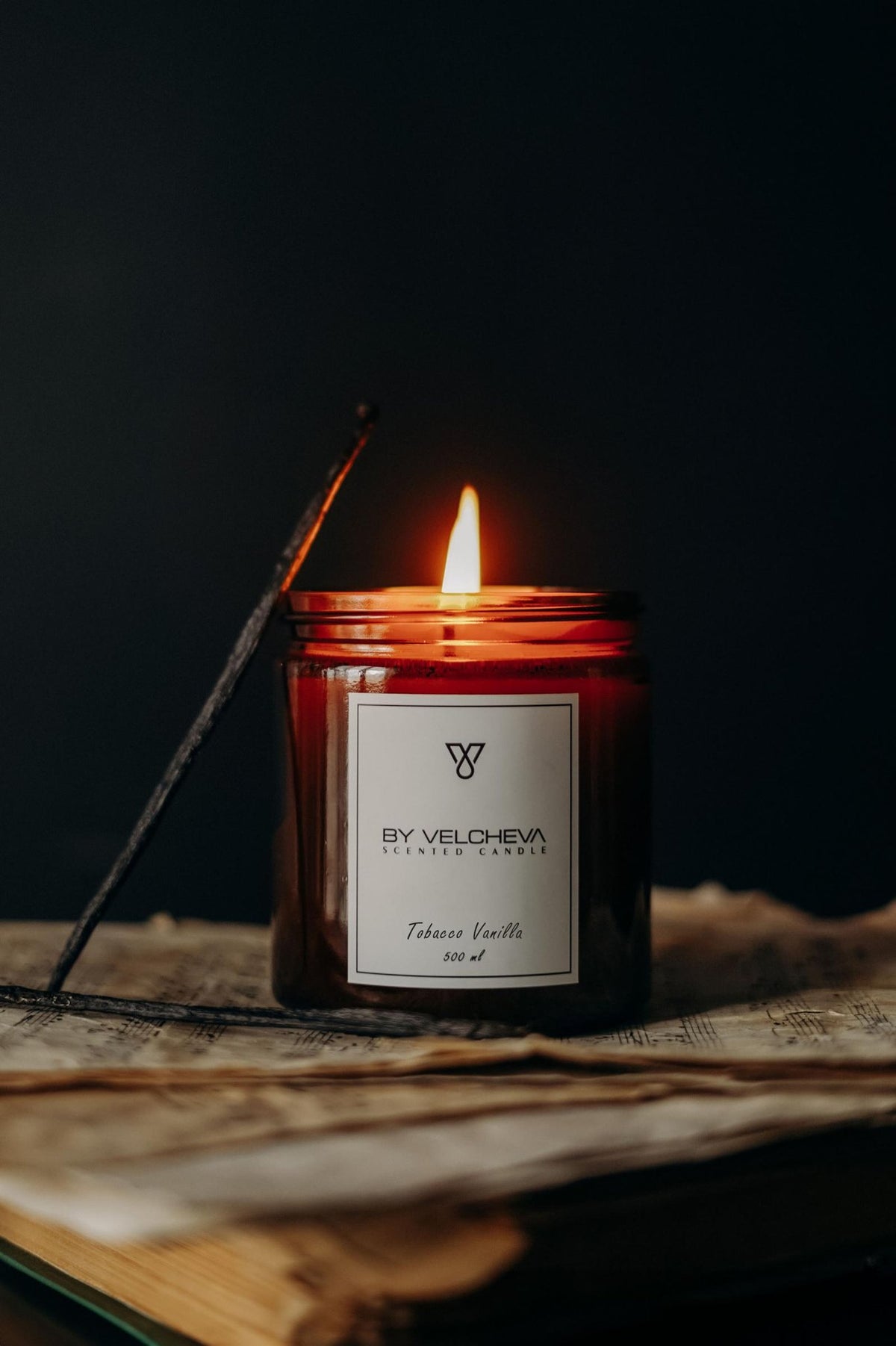 Αρωματικό κερί Tobacco Vanilla BY VELCHEVA, αναμμένο κερί σε amber βάζο 500ml με κόκκους βανίλιας
