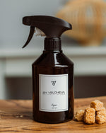 Αρωματικό σπρέι υφασμάτων Sugar BY VELCHEVA 500ml σε καφέ μπουκάλι με αντλία ψεκασμού, δίπλα σε κύβους καστανής ζάχαρης