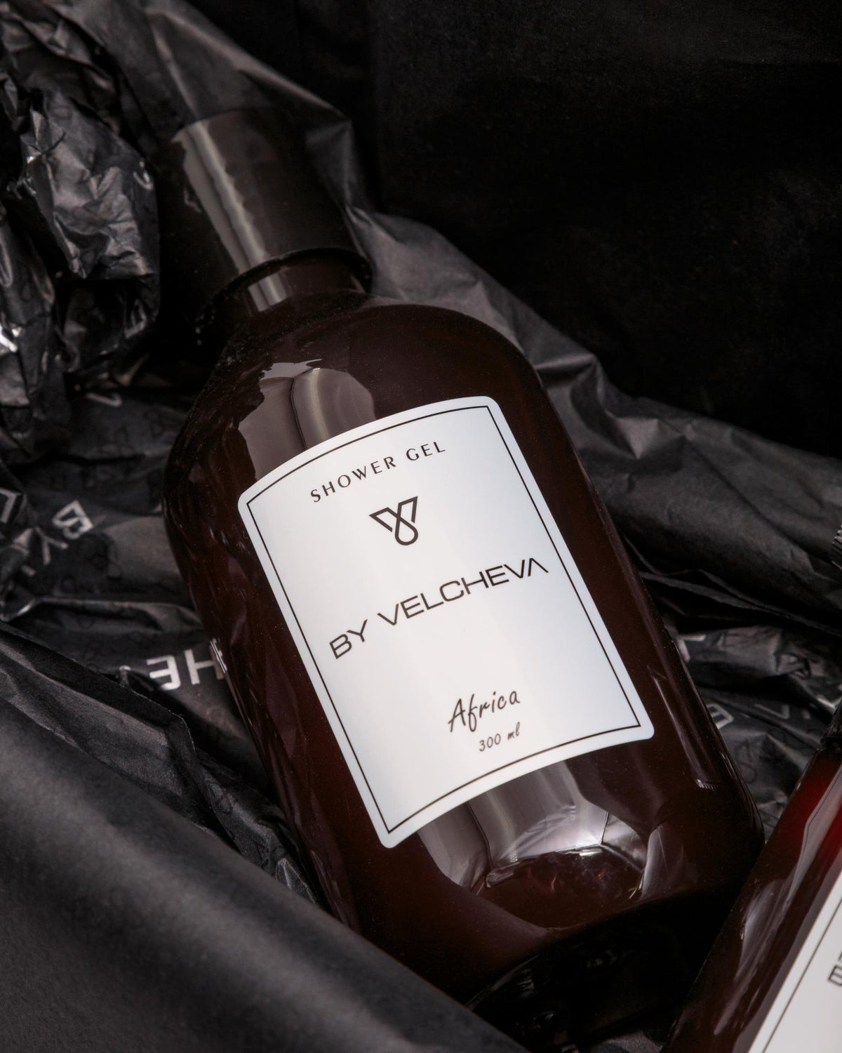 Αφρόλουτρο Africa ByVelcheva 300ml σε καφέ φιάλη, μέσα σε μαύρη συσκευασία δώρου