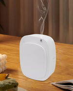 Συσκευή αρωματισμού Aroma Smart ByVelcheva σε ξύλινο τραπέζι με διάχυση αρώματος