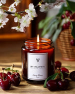 Αναμμένο αρωματικό κερί ByVelcheva Cherry Blossom με άνθη κερασιάς