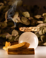 Αναμμένο ξυλάκι Palo Santo BY VELCHEVA με αρωματικό καπνό και σφαίρα σεληνίτη