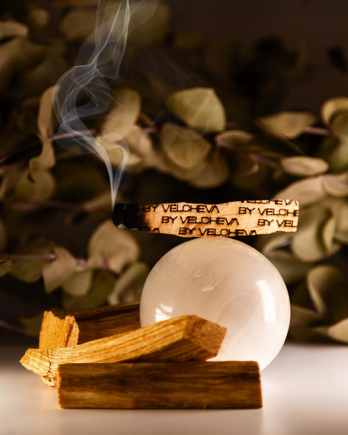 Αναμμένο ξυλάκι Palo Santo BY VELCHEVA με αρωματικό καπνό και σφαίρα σεληνίτη