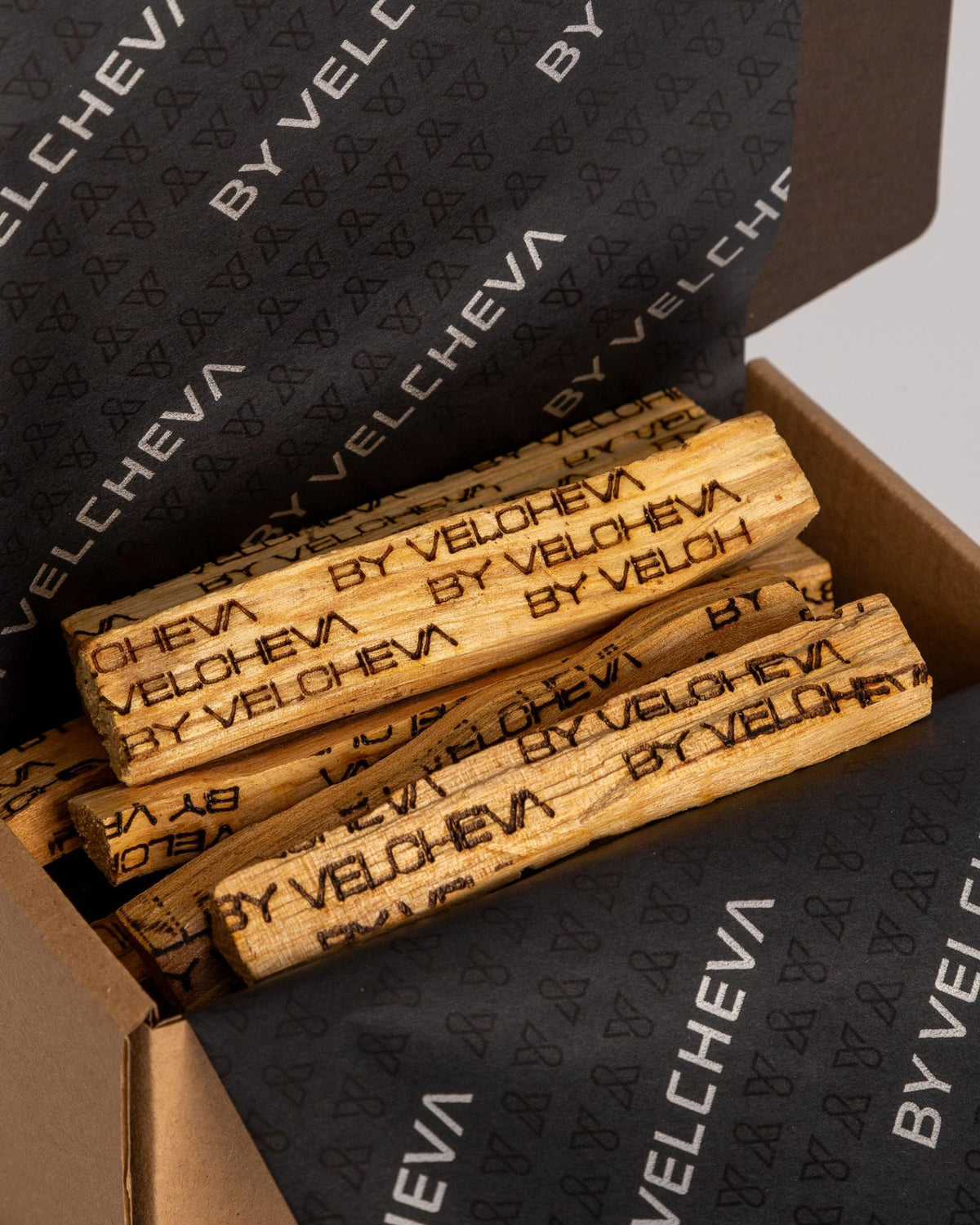 Palo Santo BY VELCHEVA σε συσκευασία δώρου με επώνυμο χαρτί