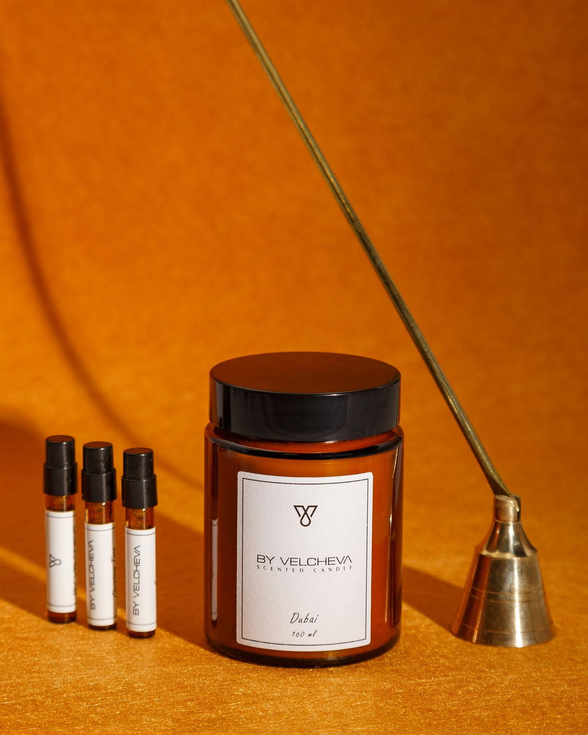 Σετ Κερί & Σβήστρα BY VELCHEVA, αρωματικό κερί Dubai 160ml, μπρούτζινη σβήστρα και τρία δείγματα, σε πορτοκαλί φόντο