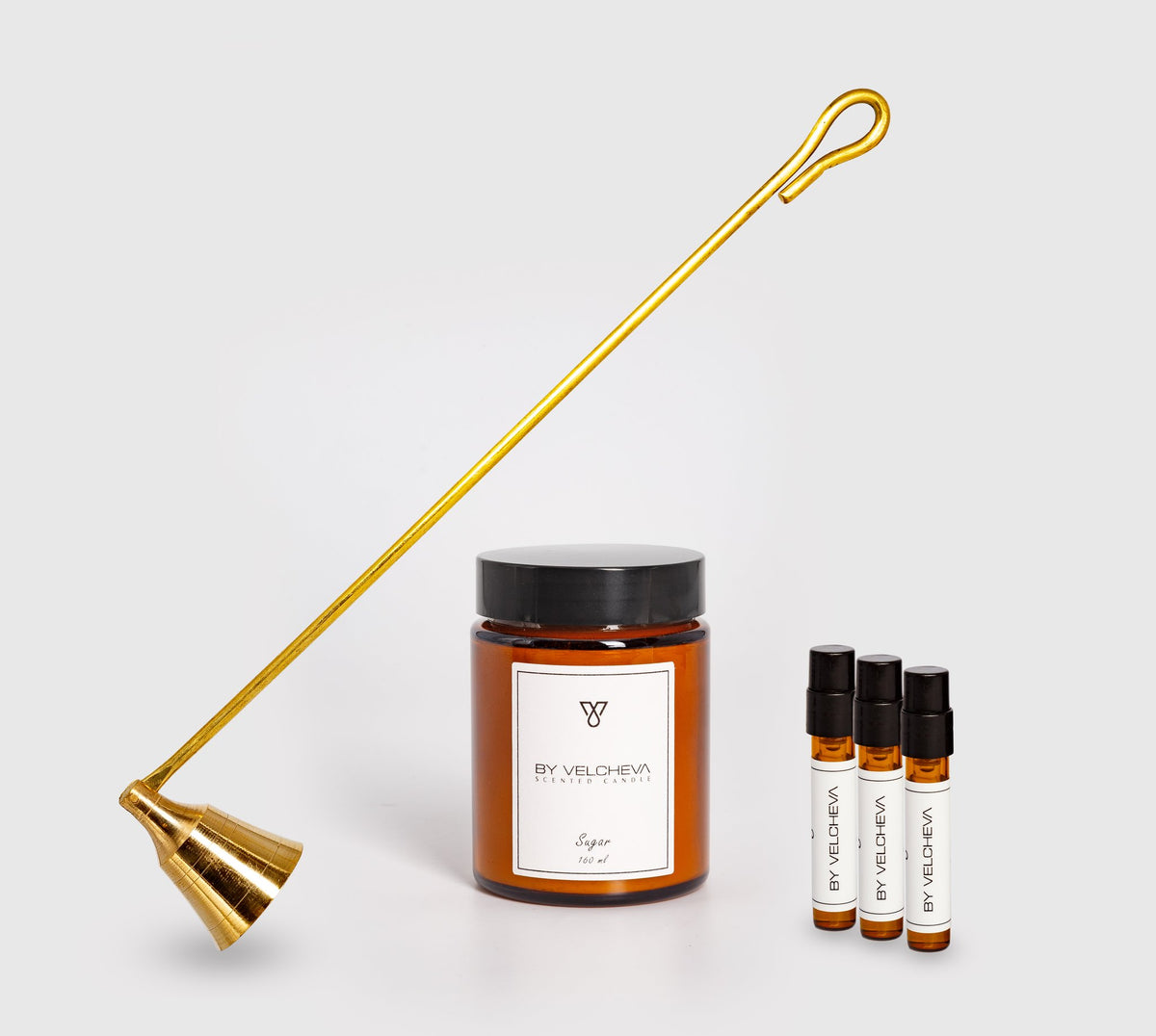 Σετ Κερί & Σβήστρα BY VELCHEVA, αρωματικό κερί Sugar 160ml, μπρούτζινη σβήστρα και τρία δείγματα αρώματος