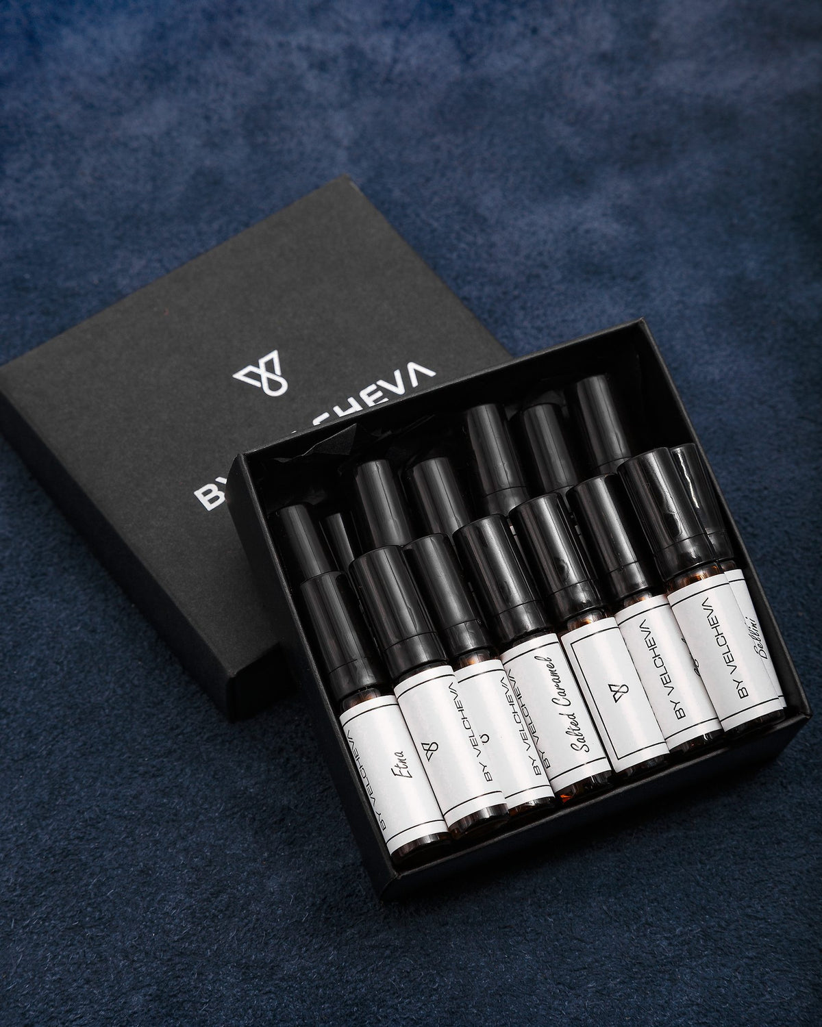 Σετ Tester BY VELCHEVA, μαύρο κουτί με μίνι σπρέι αρωμάτων, σε μπλε φόντο