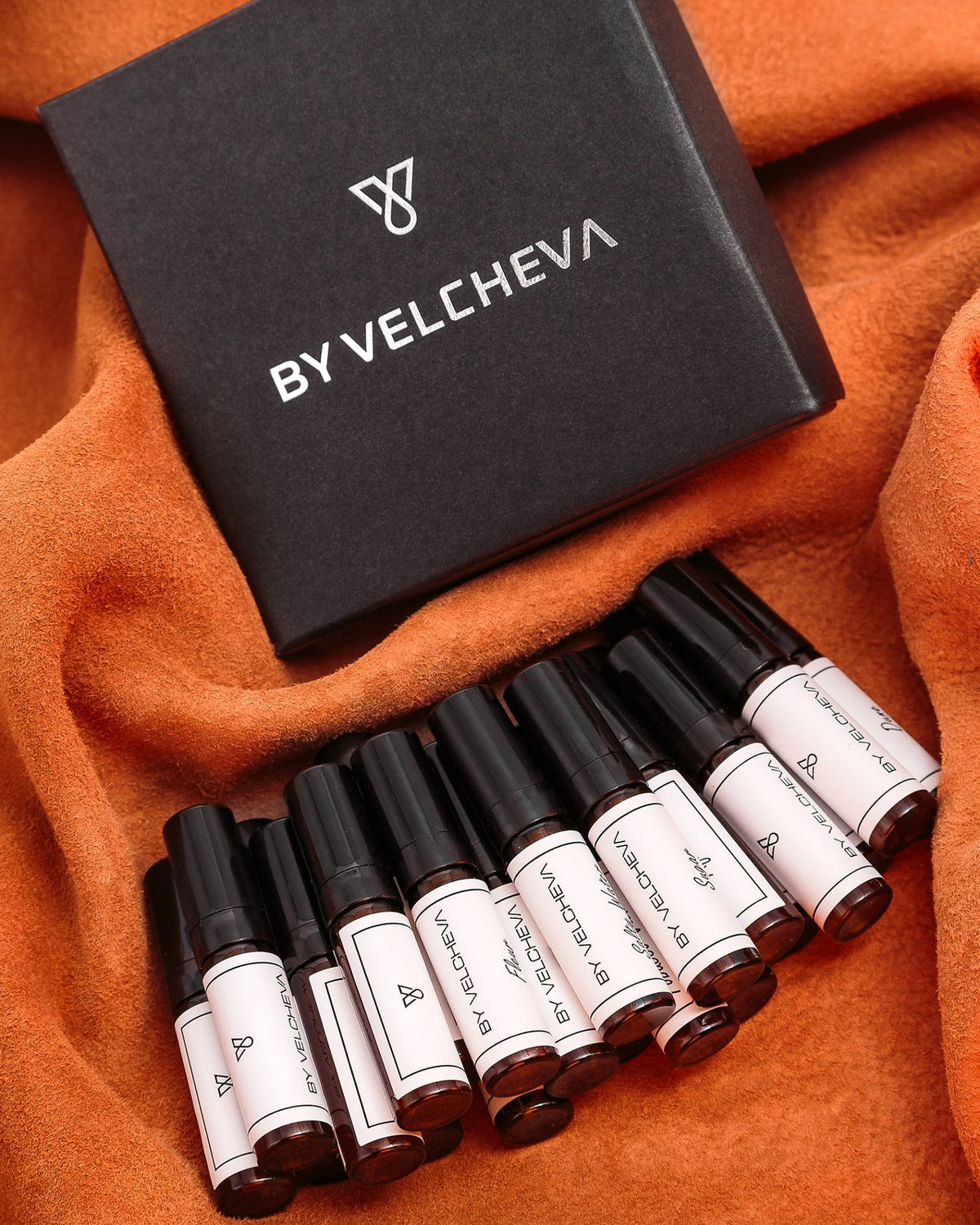 Σετ Tester BY VELCHEVA, μαύρο κουτί και σειρά από μίνι σπρέι αρωμάτων σε πορτοκαλί φόντο
